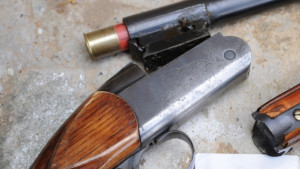 Иззеха голямо количество наркотик и незаконно оръжие от имоти в