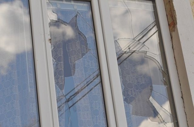 Малолетни потрошили 12 прозорци на детската градина в с. Тянево