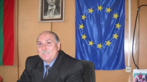 Стефан Лазаров с плакет за обществената си дейност