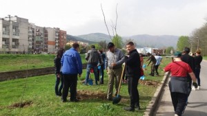 Служители на РДГ Кюстендил засадиха фиданки в района на плажа