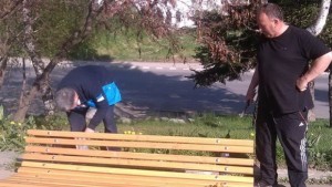Градинката пред паметника Ильо Войвода вече има пейки благодарение на
