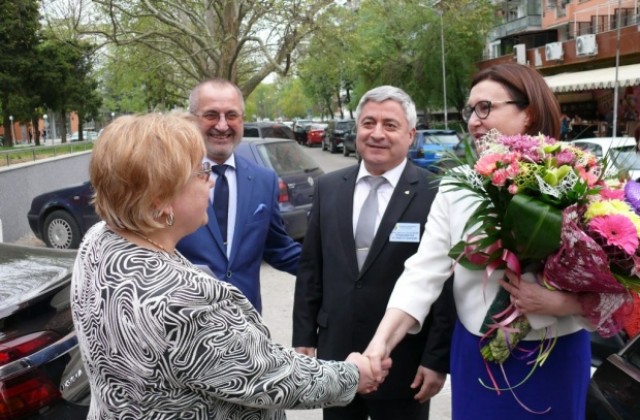 Министър Румяна Бъчварова получи Кристалния знак на Русенския университет