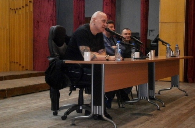 Цецка Цачева категорично: Референдумът, иницииран от Слави Трифонов, трябва да се състои