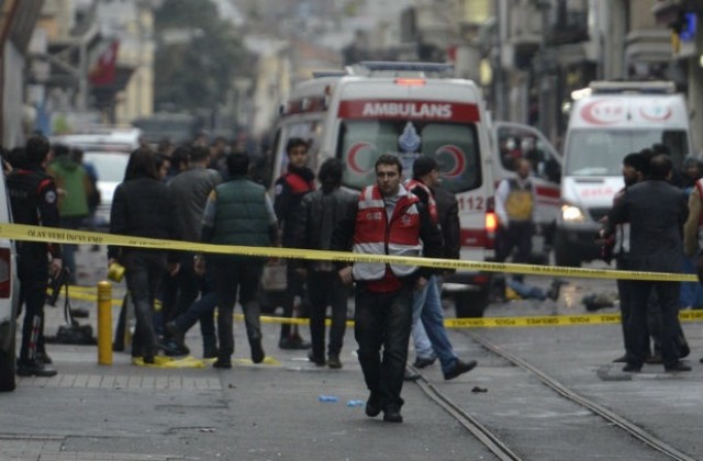 Трима души пострадаха при бомбена експлозия в Истанбул