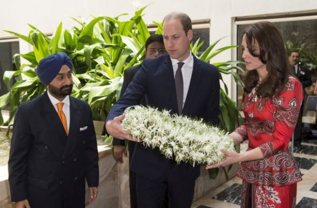 Принц Уилям и съпругата му Катрин пристигнаха на посещение в Индия