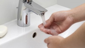 Лекари ни учат как правилно да си мием ръцете