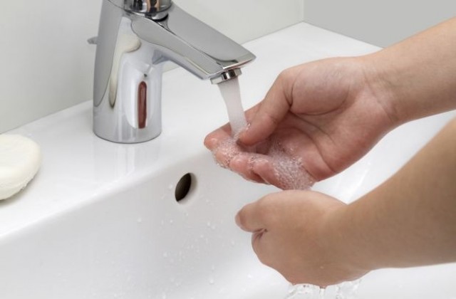Лекари ни учат как правилно да си мием ръцете