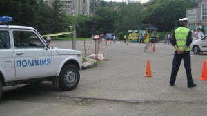 Издирват мъж потрошил автомобил с брадва