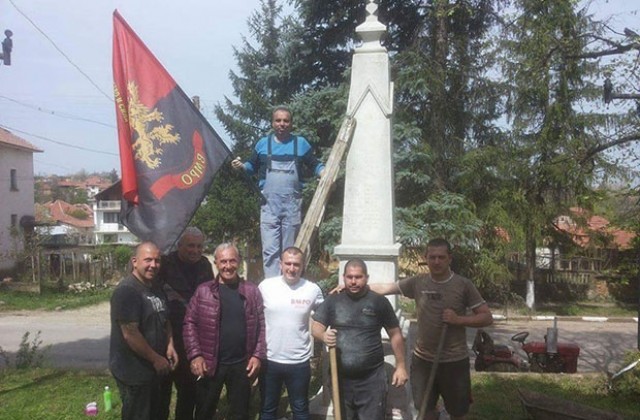 Почистиха войнишки паметник