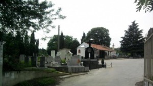 В Аспарухово ще чистят гробищния парк