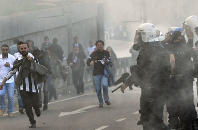 Полицията в Истанбул използва сълзотворен газ срещу футболни фенове