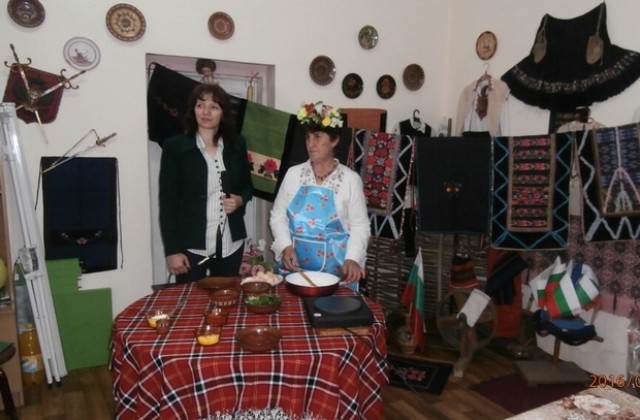 „Фолклорна трапеза на гости в село Асеновци