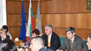 Кметът се закани да спира разрешителни заради разкопаването за оптични