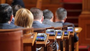 Депутатите ни вземат 35 пъти повисока заплата от средния българин