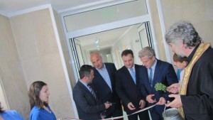 Министър и кмет прерязаха лентата на две обновени отделения в