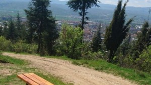 Подменят счупените пейки по пътя за Кръста над Благоевград