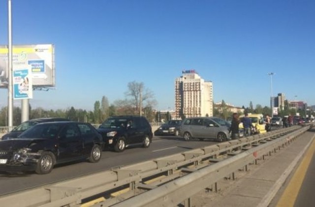 Верижна катастрофа запуши Цариградско шосе (СНИМКИ)