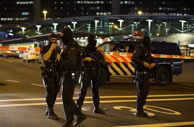 Тревога на амстердамско летище, арестуван е мъж