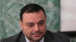 Всички кандидатшофьори на листовки в специални кабини