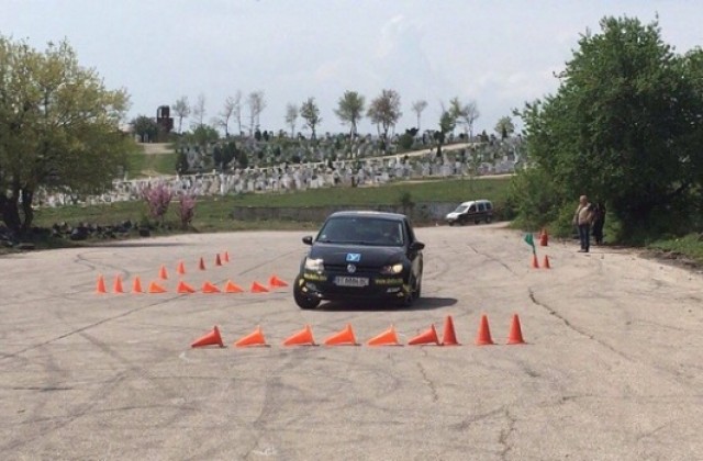 Търновски полицай със сертификат за безопасно и контра аварийно управление на автомобил