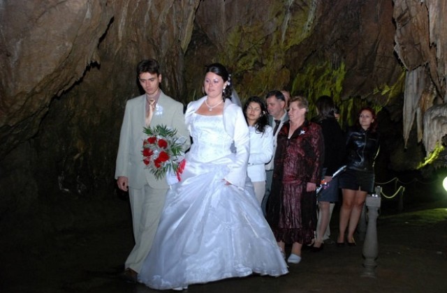 8 двойки ще сключат брак в Ягодинската пещера
