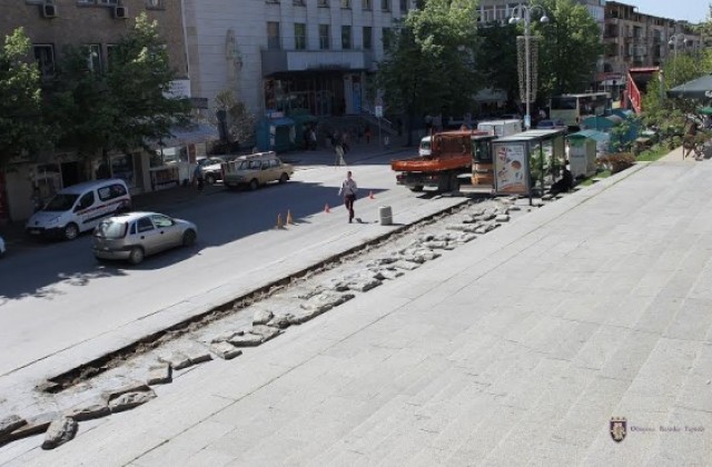 Във В. Търново продължава полагането на подземни комуникационни мрежи