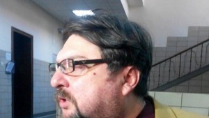 Знамето на ИД и дете с вдигнат показалец в помагало