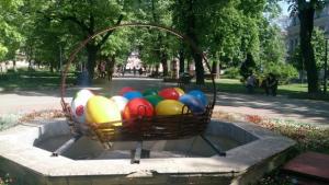 Вандали откраднаха декоративно яйце от великденската украса на Свищов