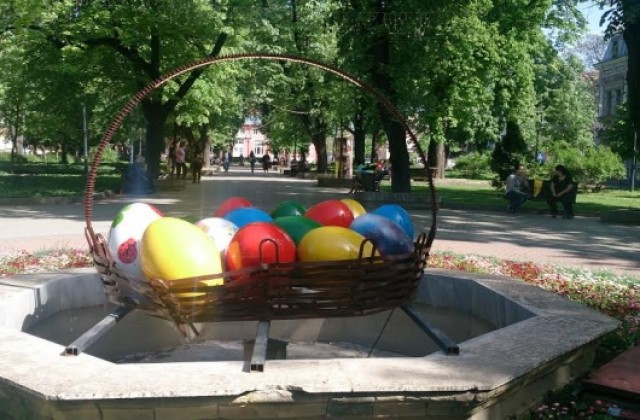Вандали откраднаха декоративно яйце от великденската украса на Свищов