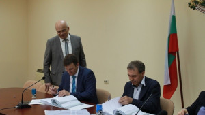 Областният подписа договор за стопанисване на ВиКсистемите