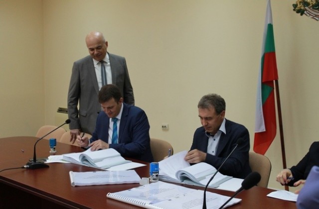 Областният подписа договор за стопанисване на ВиК-системите