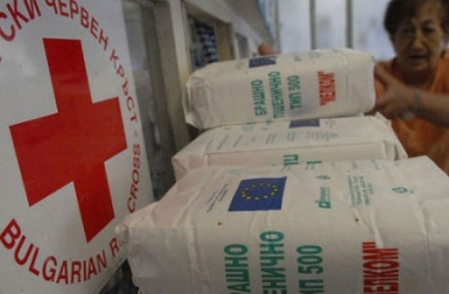 Доброволци събират хранителни продукти за нуждаещи се