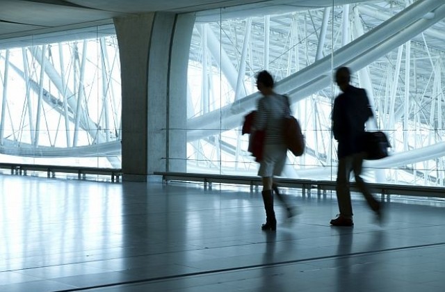 Агенти засичат хора със съмнително поведение на парижките летища