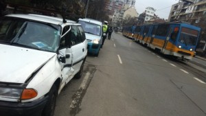 Гратисчия замери контрольор с баничка в трамвая