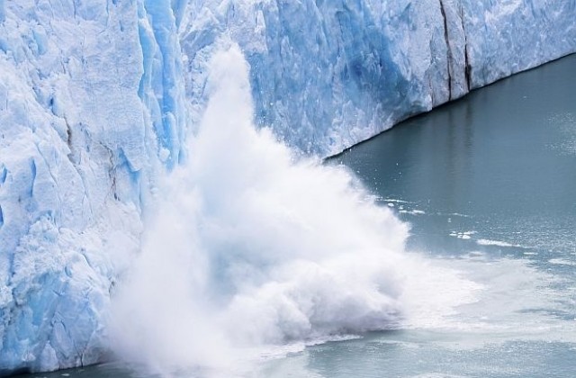 Два огромни айсберга се откъснаха от Антарктида (ВИДЕО/СНИМКИ)