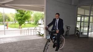 Кметът на Централен с колело на сесията на ОбС