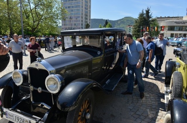 Най-старият оригинален автомобил в България получи Наградата на кмета