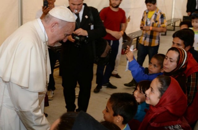 Папа Франциск разказа за страданията на бежанците на о. Лесбос
