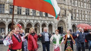 Стотици се хванаха на българско хоро в центъра на Брюксел