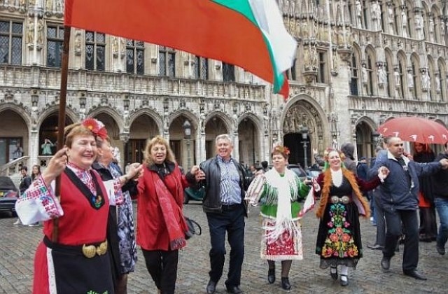 Стотици се хванаха на българско хоро в центъра на Брюксел (ВИДЕО)