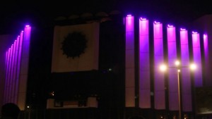 Защо сградата на НДК светна в лилаво