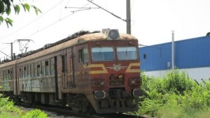 Младеж нападна влак с камъни