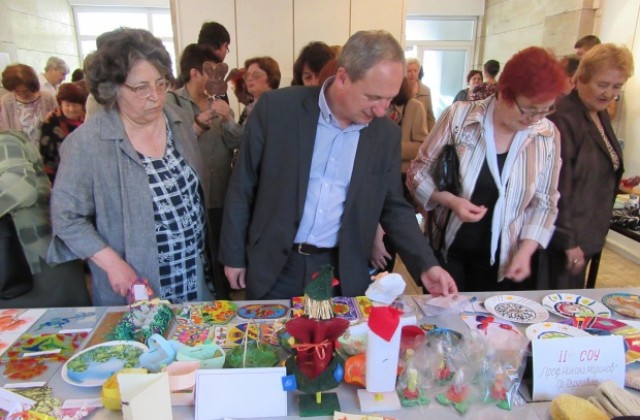 Благотворителна изложба-базар в подкрепа на ученици с хронични заболявания откриха в Търговище