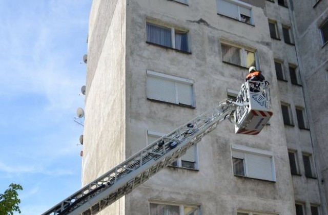 Пожарникари обезопасиха фасада на блок (СНИМКИ)