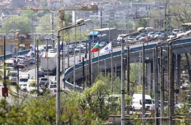 Мостът пак се задръсти, колона от коли до центъра на Аспарухово (СНИМКИ)