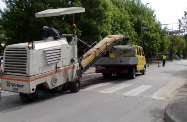 Започна поставянето на повдигнати пешеходни пътеки в Свищов