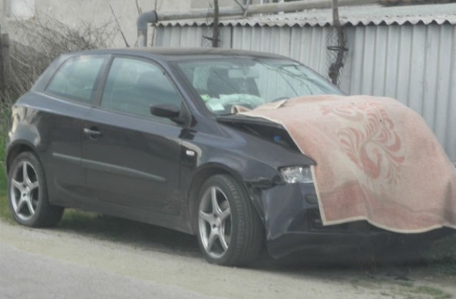 Шофьор откърти стълб след пътен инцидент край Благоевград (СНИМКИ)