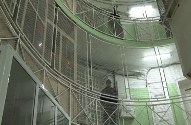 Проверки „осветлиха“ затворници с телефони и как надзиратели спят на работа
