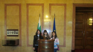 Победителките в горнооряховски патриотичен конкурс посетиха Народното събрание