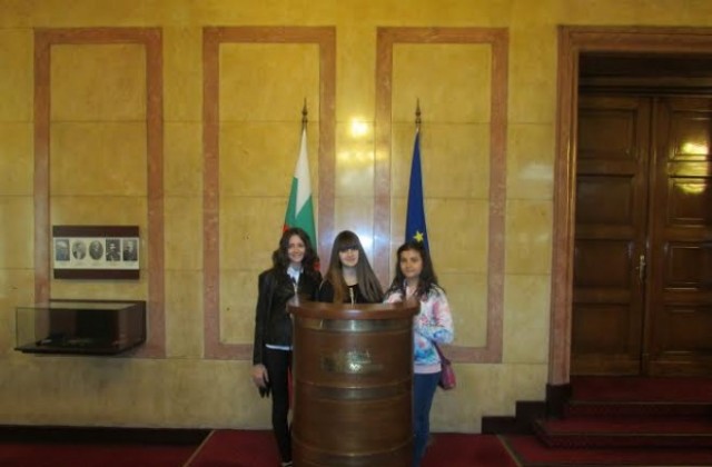 Победителките в горнооряховски патриотичен конкурс посетиха Народното събрание